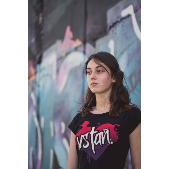 Dámske čierne tričko s potlačou VSTAŇ