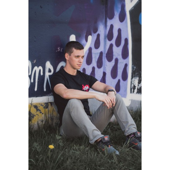 Pánske čierne tričko s výšivkou VSTAŇ