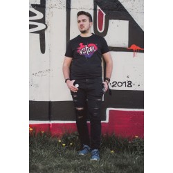 Pánske čierne tričko s potlačou VSTAŇ 
