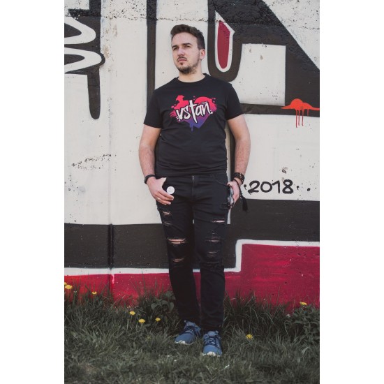Pánske čierne tričko s potlačou VSTAŇ 